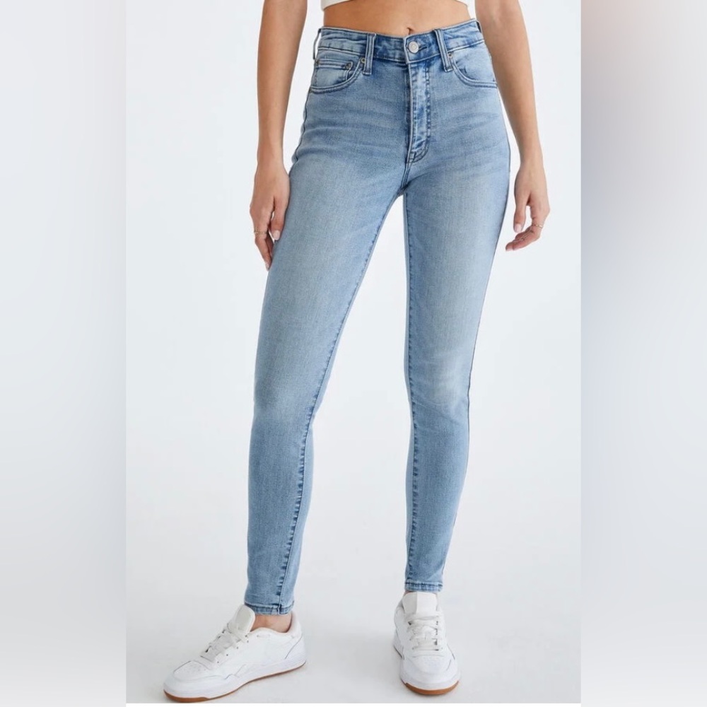 Light wash skinny jeans